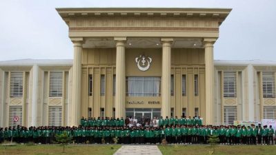 Suasana pelantikan akbar ratusan pengurus Ormawa FH Universitas Malikussaleh (Unimal) periode 2026–2027 di Aula Qanun, Kampus Bukit Indah, Lhokseumawe
