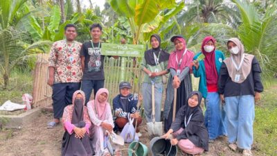Mahasiswa KPM Mandiri 03 UIN Sultanah Nahrasiyah menata lahan kosong menjadi kebun Tanaman Obat Keluarga (Toga) di Dusun Seulanga, Desa Cot Iboih, Bireuen